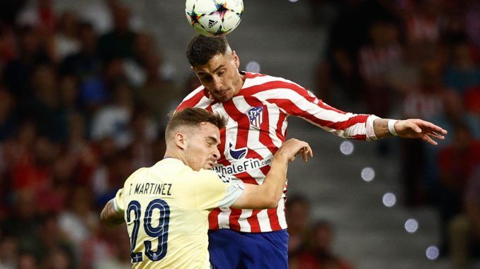 El defensa uruguayo del Atlético de Madrid José María Giménez (d) lucha con Toni Martínez (i), delantero español del FC Oporto, durante el partido correspondiente al grupo B de la Liga de Campeones de la UEFA que Atlético de Madrid y FC Oporto disputan este miércoles en el estadio Cívitas Metropolitano de Madrid. EFE/ Rodrigo Jiménez
