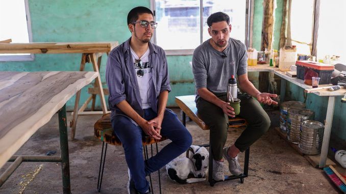 Leonardo Sosa y Jonathan Morel (der.) integrantes del grupo “Revolución Federal” hablan durante una entrevista con Efe, el 19 de septiembre de 2022 en Buenos Aires (Argentina). EFE/ Juan Ignacio Roncoroni
