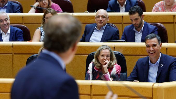 El presidente del Gobierno, Pedro Sánchez (d), y la vicepresidenta primera y ministra de Asuntos Económicos y Transformación Digital, Nadia Calviño (c), escuchan la intervención del líder del PP, Alberto Núñez Feijóo (i), durante el pleno del Senado celebrado este martes en Madrid. El cara a cara en el Senado entre el presidente del Gobierno, Pedro Sánchez, y el líder de la oposición, Alberto Núñez Feijóo, da inicio a un curso parlamentario marcado por las elecciones autonómicas y locales de mayo y por la situación económica y energética, condicionada por la guerra en Ucrania. EFE/ Juanjo Martín
