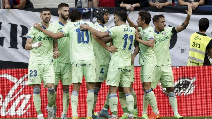 Los jugadores del Getafe celebran el segundo gol contra Osasuna, durante el partido de la sexta jornada de Liga Santander disputado en el estadio de El Sadar. EFE/Jesús Diges
