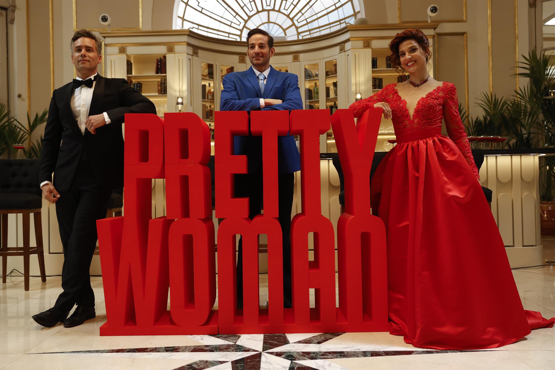 Los actores Cristina Llorente, Roger Berruezo (i), y Rubén Yuste, son los protagonistas del musical basado en la película "Pretty Woman" que se estrena por primera vez en España este septiembre, en el Teatro Apolo de Barcelona. EFE/Toni Albir
