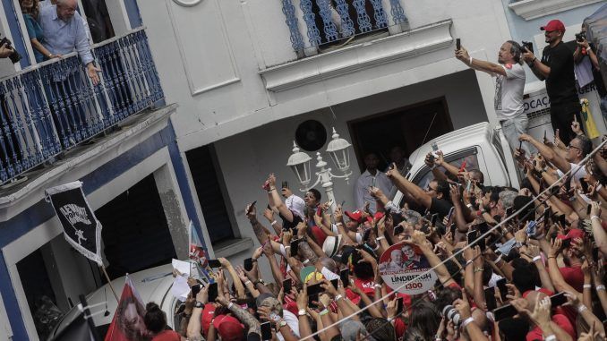 El candidato a presidencia de Brasil Luiz Inácio Lula da Silva, participa en un acto de campaña en la escuela de samba Portela hoy, en Río de Janeiro (Brasil). EFE/Antonio Lacerda
