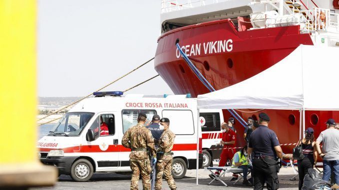 Foto de archivo del Ocean Viking, de la ONG SOS Mediterraneé, donde estos días se hacinan setecientos migrantes en espera de ser desembarcados en un puerto seguro. EFE/EPA/FRANCESCO RUTA
