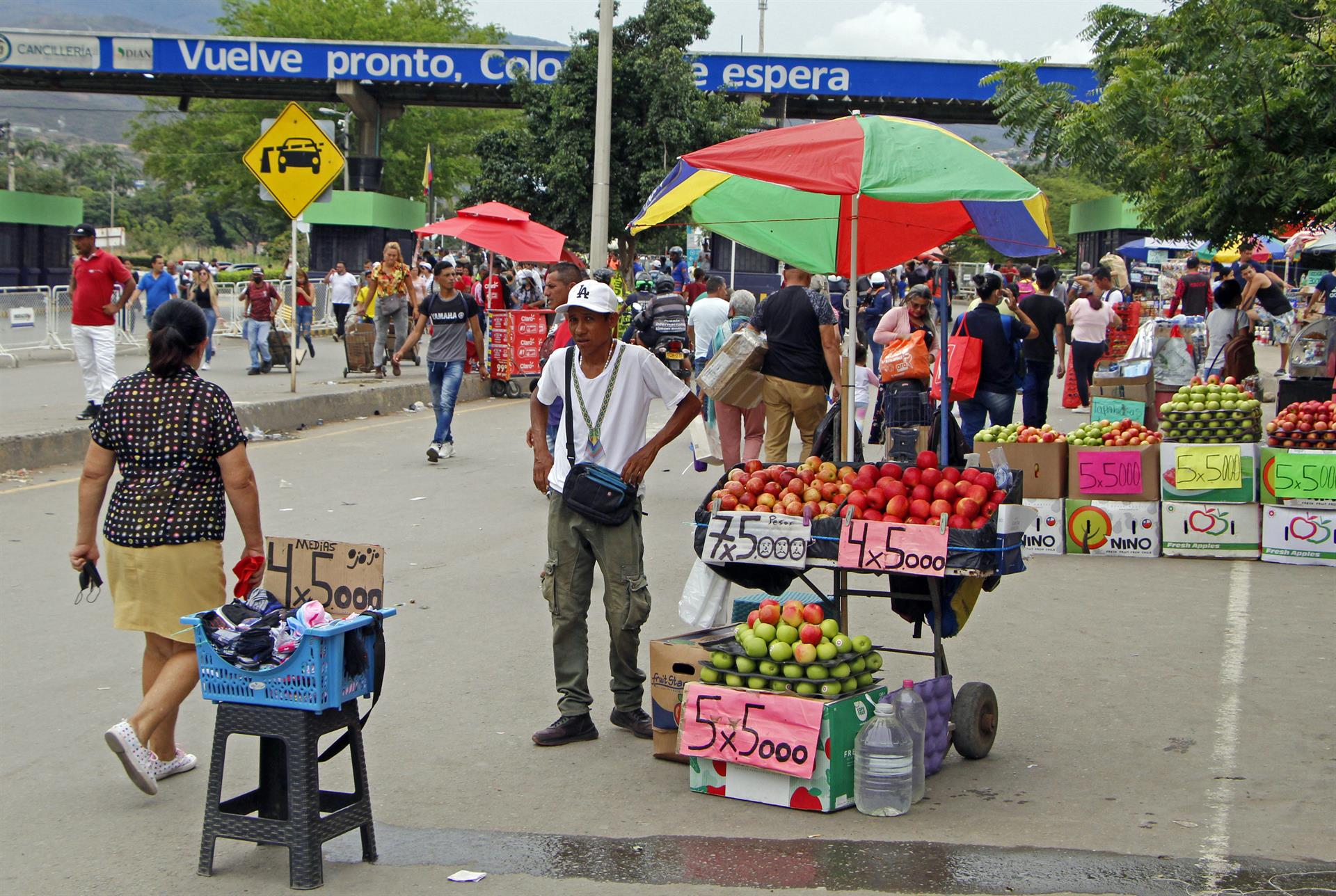 Un hombre vende frutas en el puente Simón Bolívar (cruce fronterizo entre Colombia y Venezuela), el 17 de septiembre de 2022, en Cúcuta (Colombia). EFE/ Mario Caicedo
