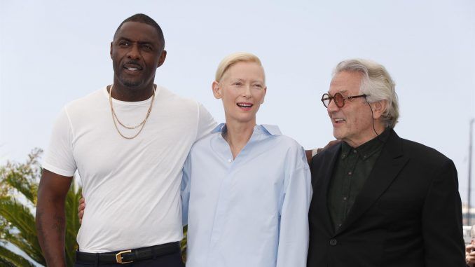 Los protagonistas de "Tres mil años esperándote" Idris Elba( izda) y Tilda Swinton (c) junto al director de la película George Miller (dcha) en una imagen de archivo. EFE/EPA/SEBASTIEN NOGIER
