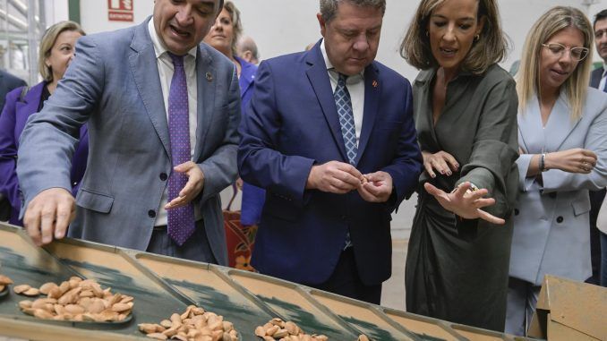 El presidente de Castilla-La Mancha, Emiliano García-Page (c), inaugura la planta de procesado de almendra Almendrun, este jueves, en la localidad de Tomelloso. EFE/Jesús Monroy
