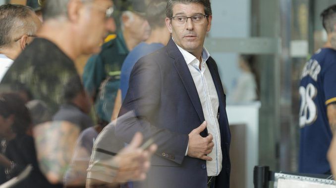 El expresidente de la Diputación de Valencia Jorge Rodríguez ( 2º izq) ha asegurado este lunes a su llegada a los juzgados que el caso Alquería por el que será juzgado no es una causa compleja sino ceñida, en su opinión, a "siete contratos que pueden o no ser irregulares".EFE/ Manuel Bruque
