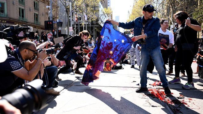 Participantes en una protesta contra la monarquía británica este 22 de septiembre en Melbourne, Australia. EFE/EPA/JOEL CARRETT
