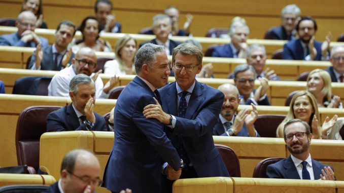 MADRID, 06/09/2022.- El líder del PP, Alberto Núñez Feijóo (c), junto al coordinador general del PP Nacional, Elías Bendodo (i), asisten al pleno del Senado que debatirá la estrategia de ahorro energético, este martes en Madrid. El cara a cara en el Senado entre el presidente del Gobierno, Pedro Sánchez, y el líder de la oposición, Alberto Núñez Feijóo, da inicio a un curso parlamentario marcado por las elecciones autonómicas y locales de mayo y por la situación económica y energética, condicionada por la guerra en Ucrania. EFE/ Juanjo Martín
