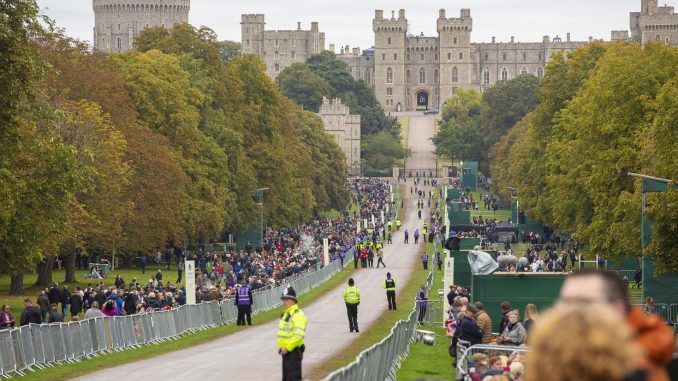 Miles de personas esperan para ver el cortejo fúnebre de la reina Isabel II en "Long Walk", en Windsor. EFE/EPA/JON ROWLEY
