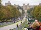 Miles de personas esperan para ver el cortejo fúnebre de la reina Isabel II en "Long Walk", en Windsor. EFE/EPA/JON ROWLEY