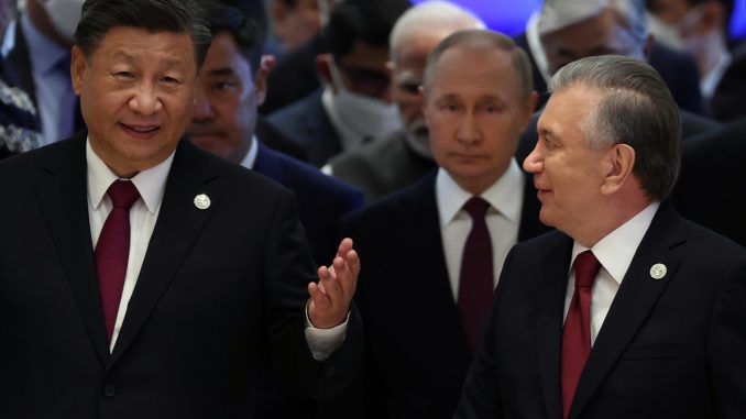 Los presidentes chino, Xi Jinping (I), ruso, Vladimir Putin (C), y uzbeko, Shavkat Mirziyoyev (D), ayer en Samarmanda para la cumbre de la Organización de la Cooperación de Shanghái (OCS). EFE/EPA/SERGEI BOBYLEV/SPUTNIK/KREMLIN POOL MANDATORY CREDIT