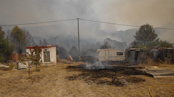 Imagen de archivo de un incendio en una parcela. EFE/Archivo
