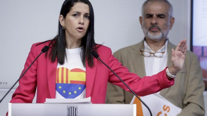 La presidenta de Ciudadanos, Inés Arrimadas (i), junto al líder del partido en el Parlament, Carlos Carrizosa (d), durante la rueda de prensa que han ofrecido este martes en la cámara catalana en la que han anunciado que Ciudadanos promueve una declaración institucional en el Parlament que "condena" el pleno del 6 y 7 de septiembre de 2017, en el que las fuerzas independentistas aprobaron las "leyes de desconexión" previas al referéndum unilateral del 1-O, y recoge el "compromiso" de que nada parecido se vuelva a repetir. EFE/Quique García
