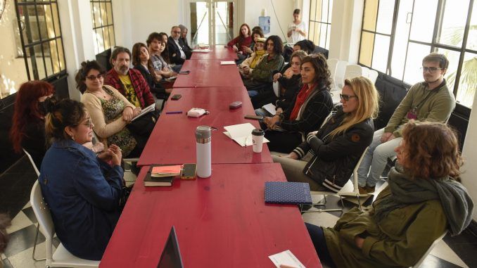 La escritora mexicana, Clyo Mendoza (i) habla durante la reunión previa al Festival Internacional de Literatura hoy, en Buenos Aires (Argentina). EFE/Matías Martín Campaya
