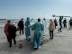 Imagen de archivo de 2021 de una paciente ingresada en la UCI del Hospital del Mar de Barcelona sacada al Paseo Marítimo por el personal sanitario del centro para tomar el sol y ver el mar Mediterráneo. EFE/ Enric Fontcuberta