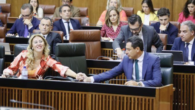 El presidente de la Junta de Andalucía, Juanma Moreno (d), junto a la consejera de Hacienda, Carolina España, durante el pleno del Parlamento de Andalucía este martes en Sevilla.EFE/José Manuel Vidal
