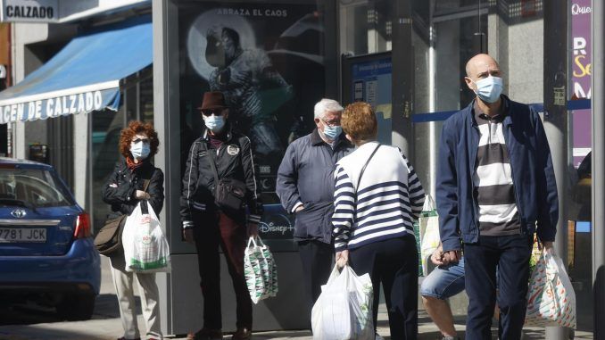 Varias personas con mascarilla. EFE/Juan Carlos Hidalgo
