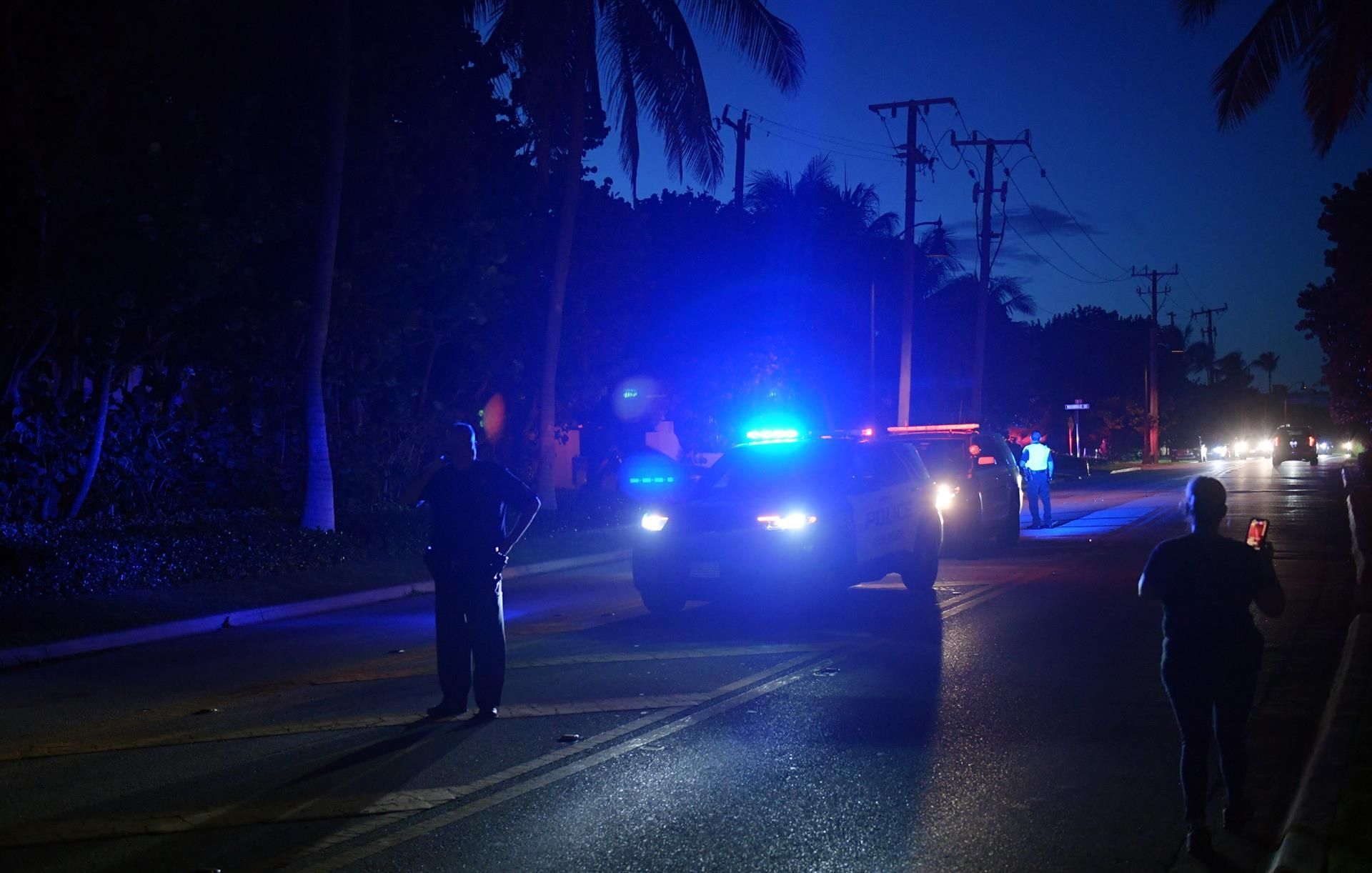 Autoridades frente a Mar-a-Lago, residencia del expresidente Donald Trump, en una fotografía de archivo.  EFE/EPA/Jim Rassoll
