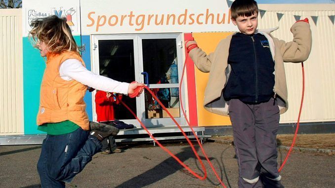 Varios niños saltan a la comba en un colegio.EFE/Archivo
