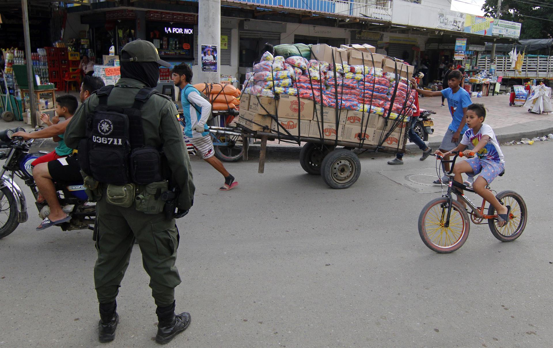 Un integrante de la Policía de Colombia vigila cerca al puente Simón Bolívar (cruce fronterizo entre Colombia y Venezuela), el 17 de septiembre de 2022, en Cúcuta (Colombia). EFE/ Mario Caicedo
