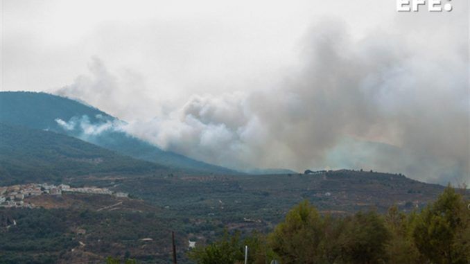 Medios aéreos y terrestres trabajan en la extinción del incendio forestal que permanece activo desde el jueves y que afecta a unas 3.000 hectáreas de Los Guájares (Granada).
