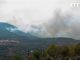 Medios aéreos y terrestres trabajan en la extinción del incendio forestal que permanece activo desde el jueves y que afecta a unas 3.000 hectáreas de Los Guájares (Granada).