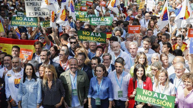 Bajo el lema "Español, lengua vehicular", la plataforma Escuela para Todos ha convocado una manifestación en Barcelona para reclamar que el castellano también sea lengua vehicular en Cataluña. En la imagen, dirigentes de diferentes partidos asisten a la manifestación. EFE/Toni Albir
