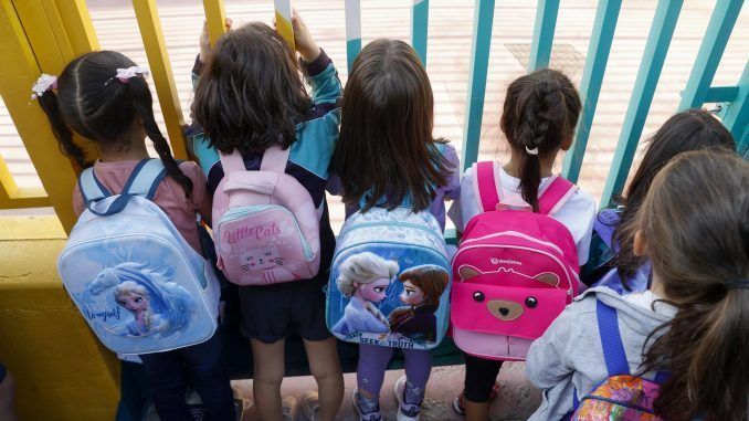 Varios niños esperan la apertura de puertas del colegio Hernán Cortés este miércoles, día del inicio del curso escolar 2022-23 en Madrid. EFE/Juan Carlos Hidalgo