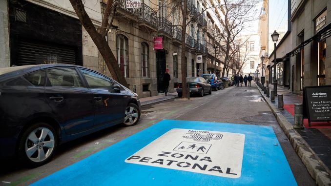 Fotografía de archivo de la calle Cid durante los preparativos para su peatonalización en Madrid. EFE/Miguel Osés
