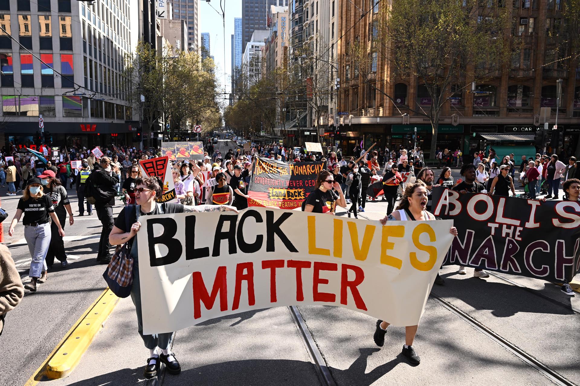 Participantes en una manifestación contra la monarquía británica, este 22 de septiembre en Melbourne, Australia. EFE/EPA/JOEL CARRETT
