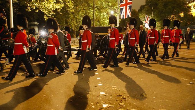 Ensayo nocturno del cortejo fúnebre para el traslado del féretro de Isabel II por las calles de Londres. EFE/EPA/OLIVIER HOSLET
