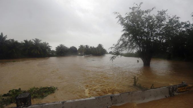 Fotografía de un río desbordado debido al impacto por el paso del huracán Fiona hoy, en Toa Baja (Puerto Rico). EFE/Thais LLorca
