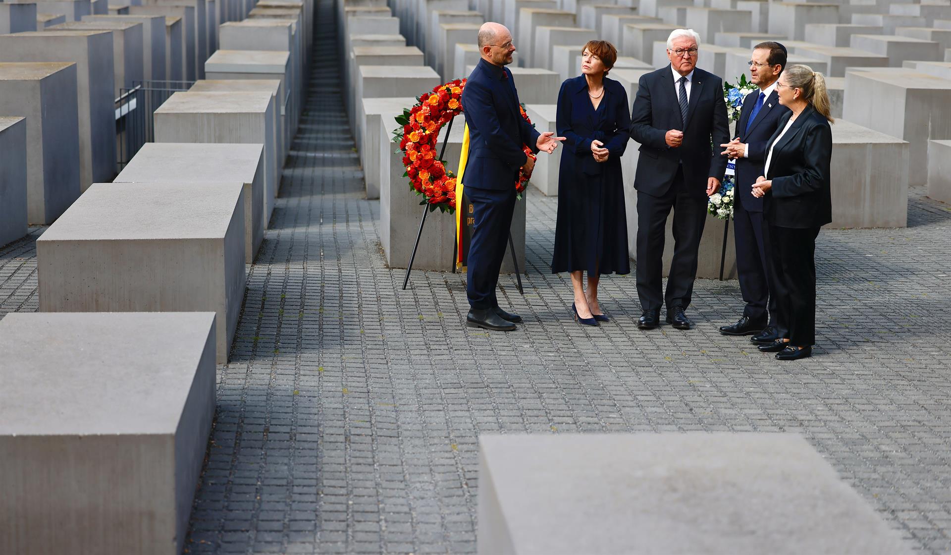 El presidente israelí, Isaac Herzog, su esposa Michal, el presidente alemán Frank-Walter Steinmeier y su esposa Elke Buedenbenderen el Memorial del Holocausto en Berlín. EFE/EPA/HANNIBAL HANSCHKE
