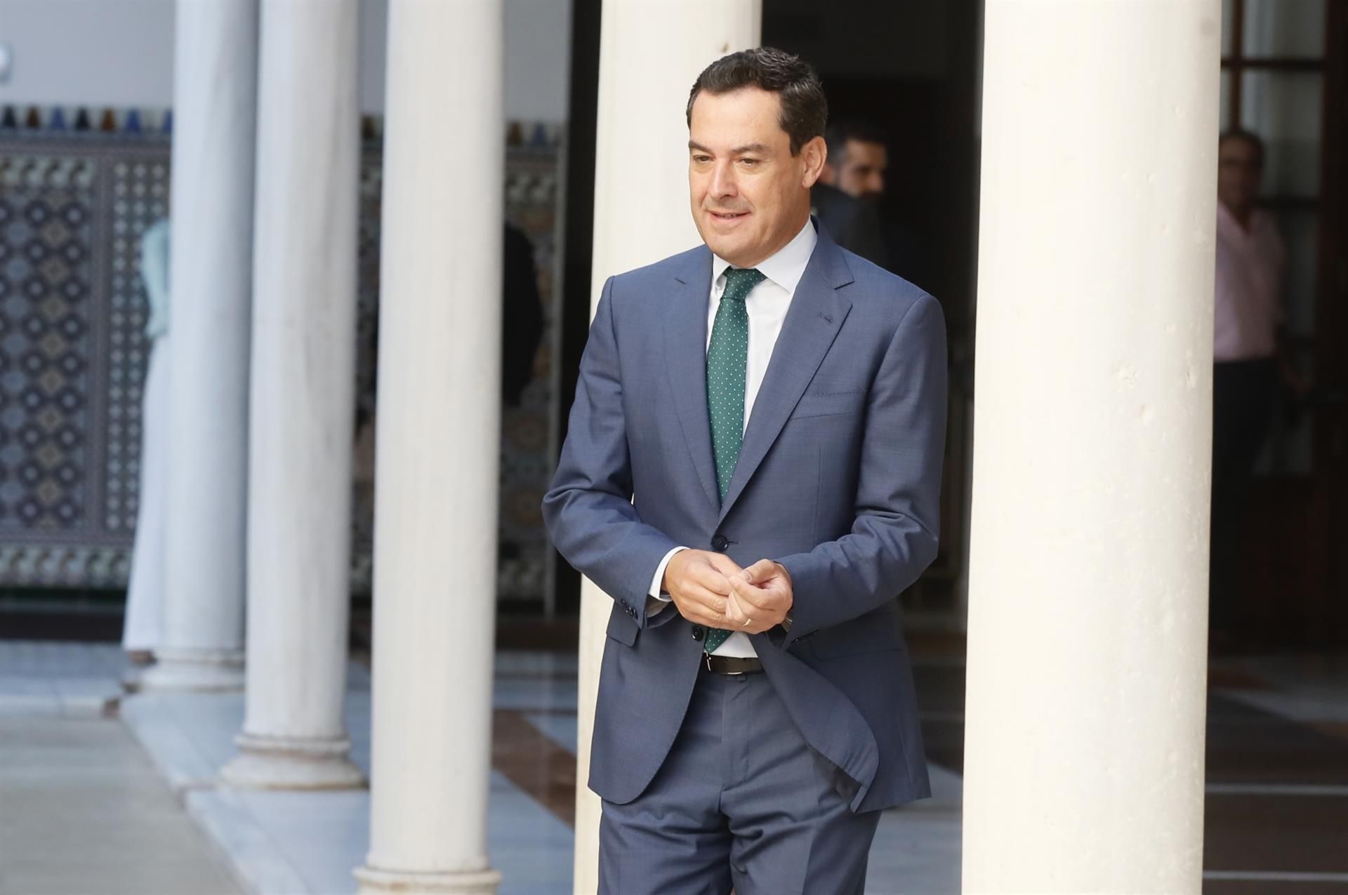 El presidente de la Junta de Andalucía, Juanma Moreno , a su llegada al pleno del Parlamento de Andalucía este martes en Sevilla.EFE/José Manuel Vidal
