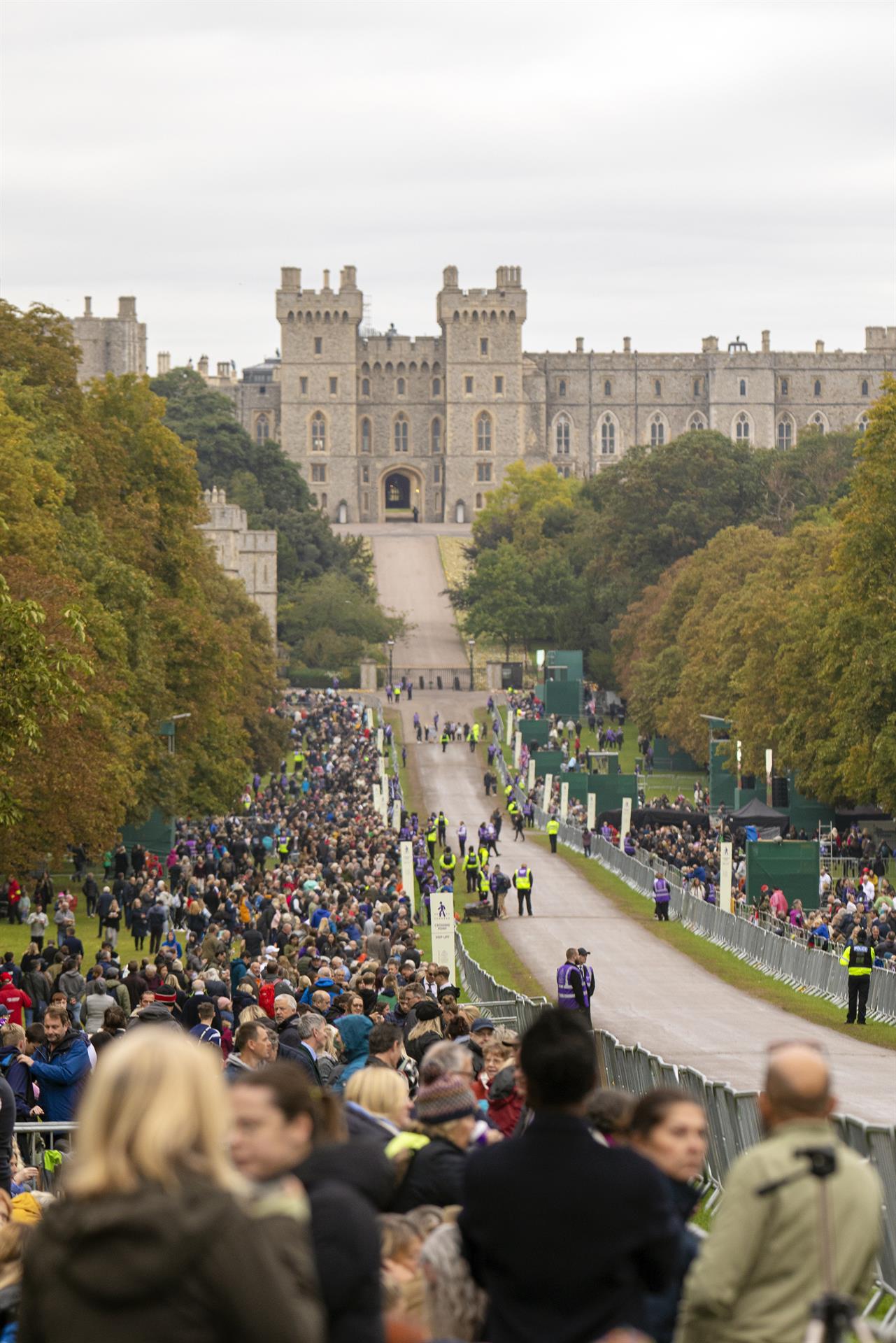 Miles de personas esperan para ver el cortejo fúnebre de la reina Isabel II en "Long Walk", en Windsor. EFE/EPA/JON ROWLEY
