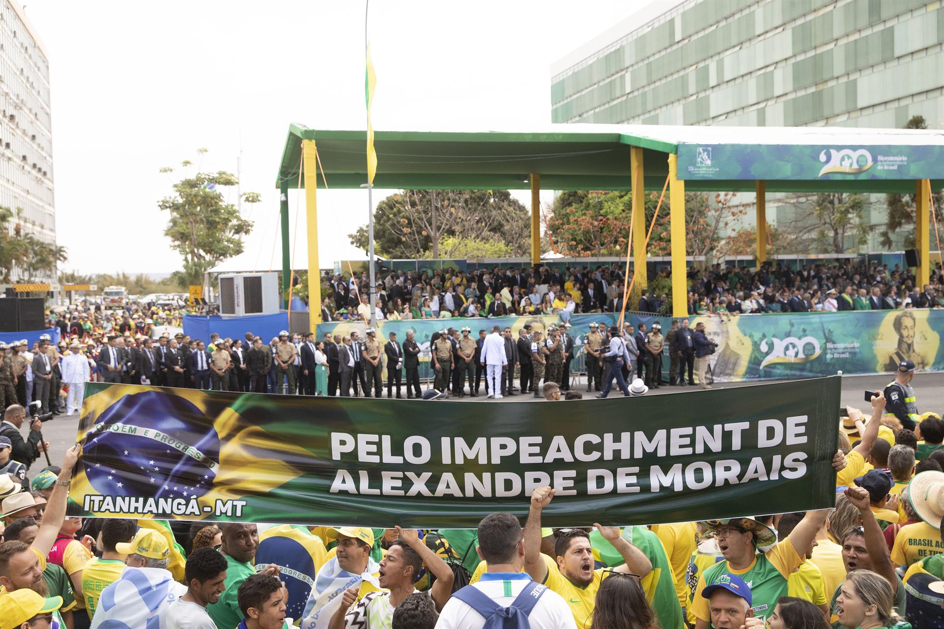 Partidarios del presidente de Brasil, Jair Bolsonaro, protestan pidiendo la casación del presidente del Tribunal Superior Electoral, Alexandre de Moraes hoy durante el desfile de celebración del Bicentenario de la Independencia de Brasil en Brasilia (Brasil). EFE/Joedson Alves
