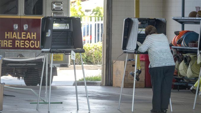 Fotografía de archivo de una mujer mientras ejerce su derecho al voto en Florida (EE.UU.). EFE/EPA/CRISTOBAL HERRERA
