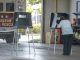 Fotografía de archivo de una mujer mientras ejerce su derecho al voto en Florida (EE.UU.). EFE/EPA/CRISTOBAL HERRERA