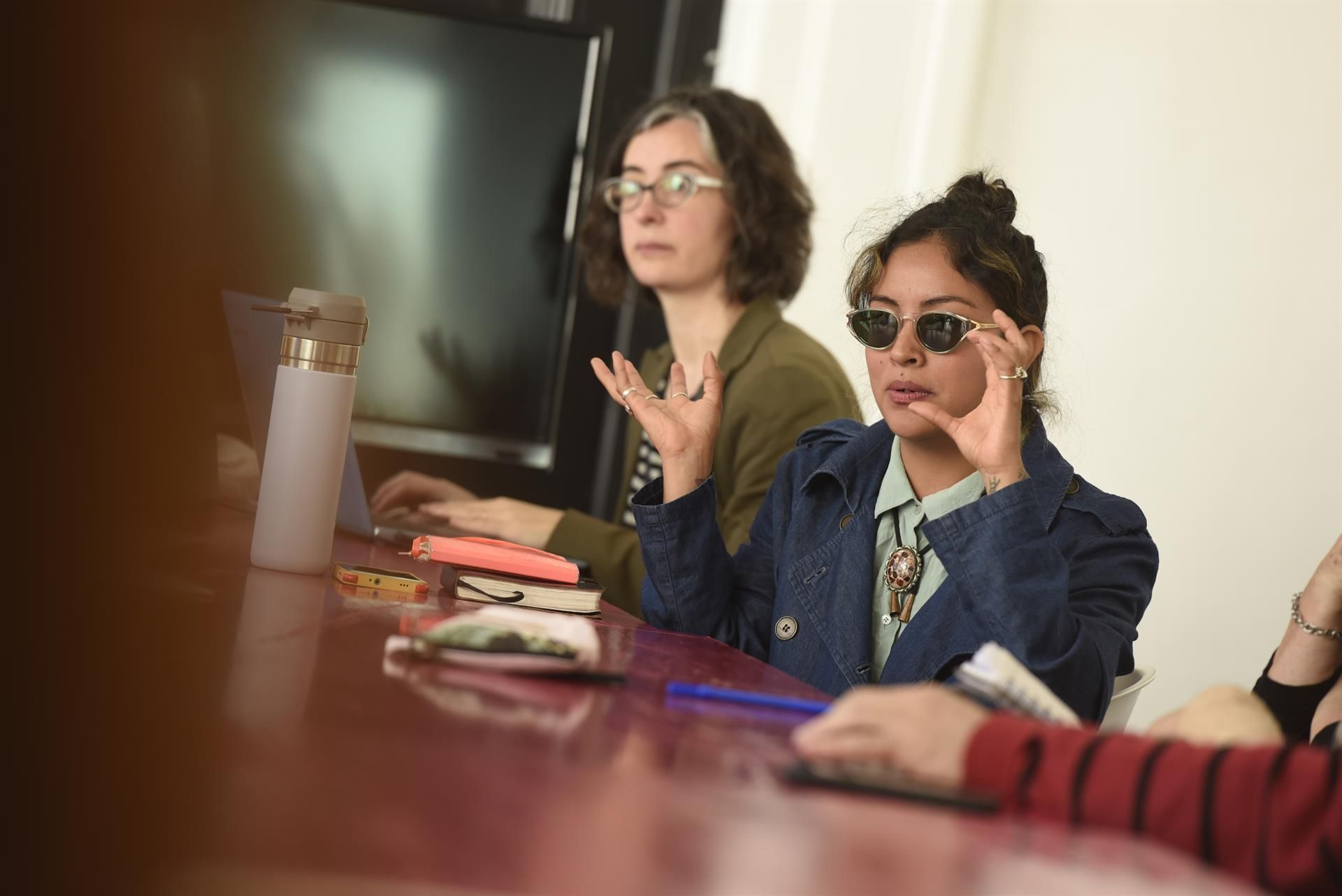 La escritora mexicana, Clyo Mendoza habla durante la reunión previa al Festival Internacional de Literatura hoy, en Buenos Aires (Argentina). EFE/Matías Martín Campaya
