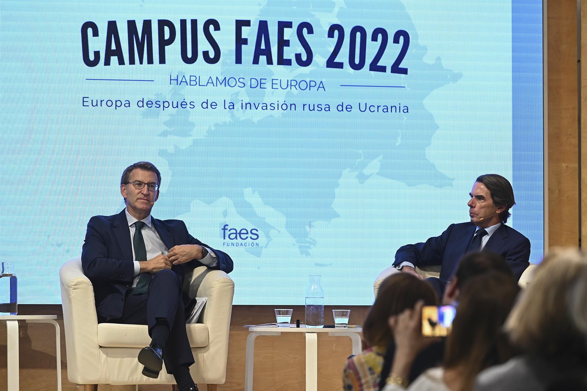 El expresidente del Gobierno y presidente de la Fundación FAES, José María Aznar (d), junto al líder del PP, Aberto Núñez Feijóo, durante la clausura del campus FAES "Europa después de la invasión rusa de Ucrania", este viernes en Madrid. EFE/ Fernando Villar
