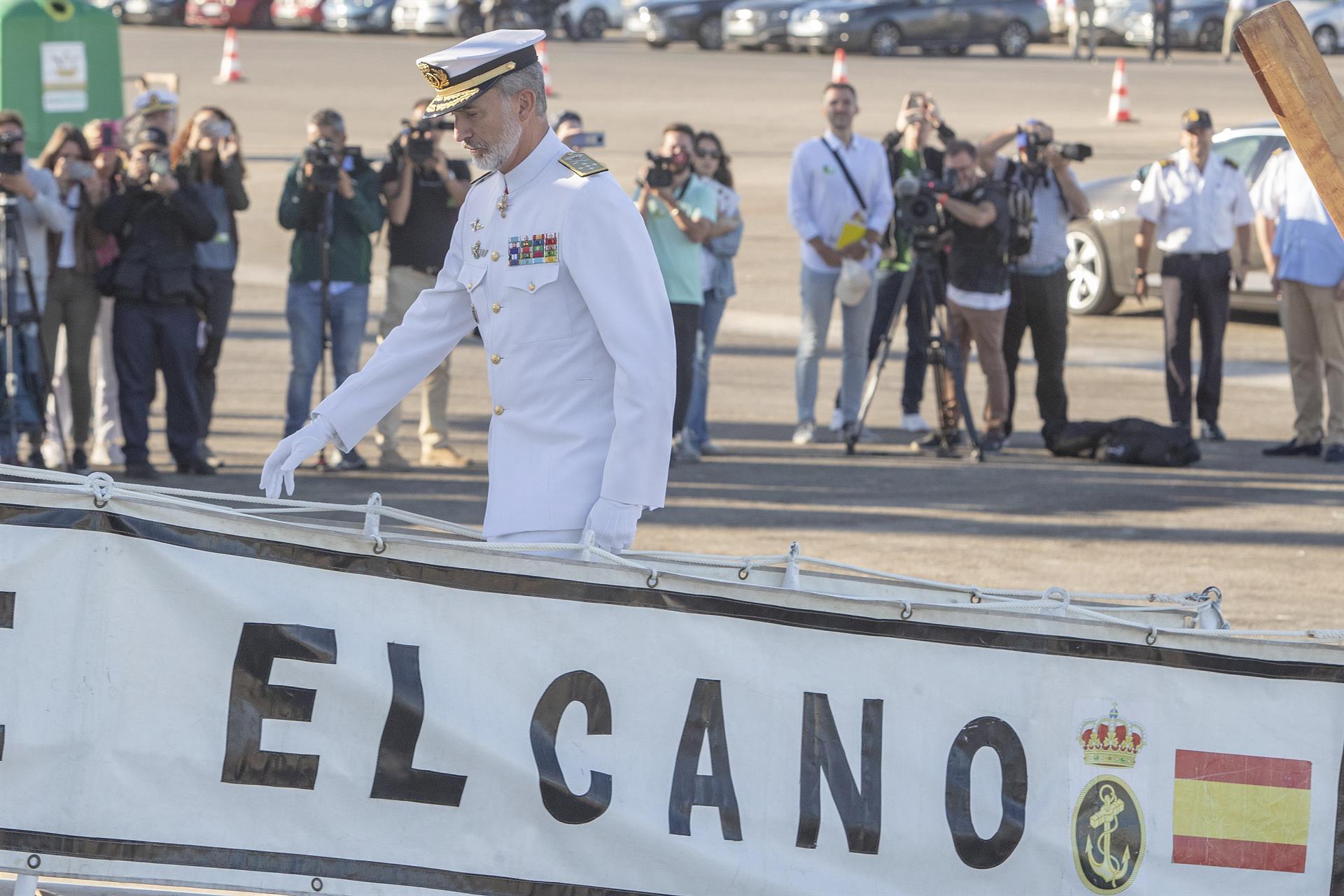 El rey, embarcando en la Base Naval de Rota en el buque escuela de la Armada "Juan Sebastián Elcano" al inicio de los actos de conmemoración en aguas de Sanlúcar de Barrameda (Cádiz) de una revista naval para conmemorar que hace hoy 500 años regresó a este mismo lugar, tras un viaje de tres años, la nao "Victoria", que, comandada por Juan Sebastián Elcano, fue el primer barco de la historia que dio la vuelta al mundo. EFE/ Román Ríos POOL
