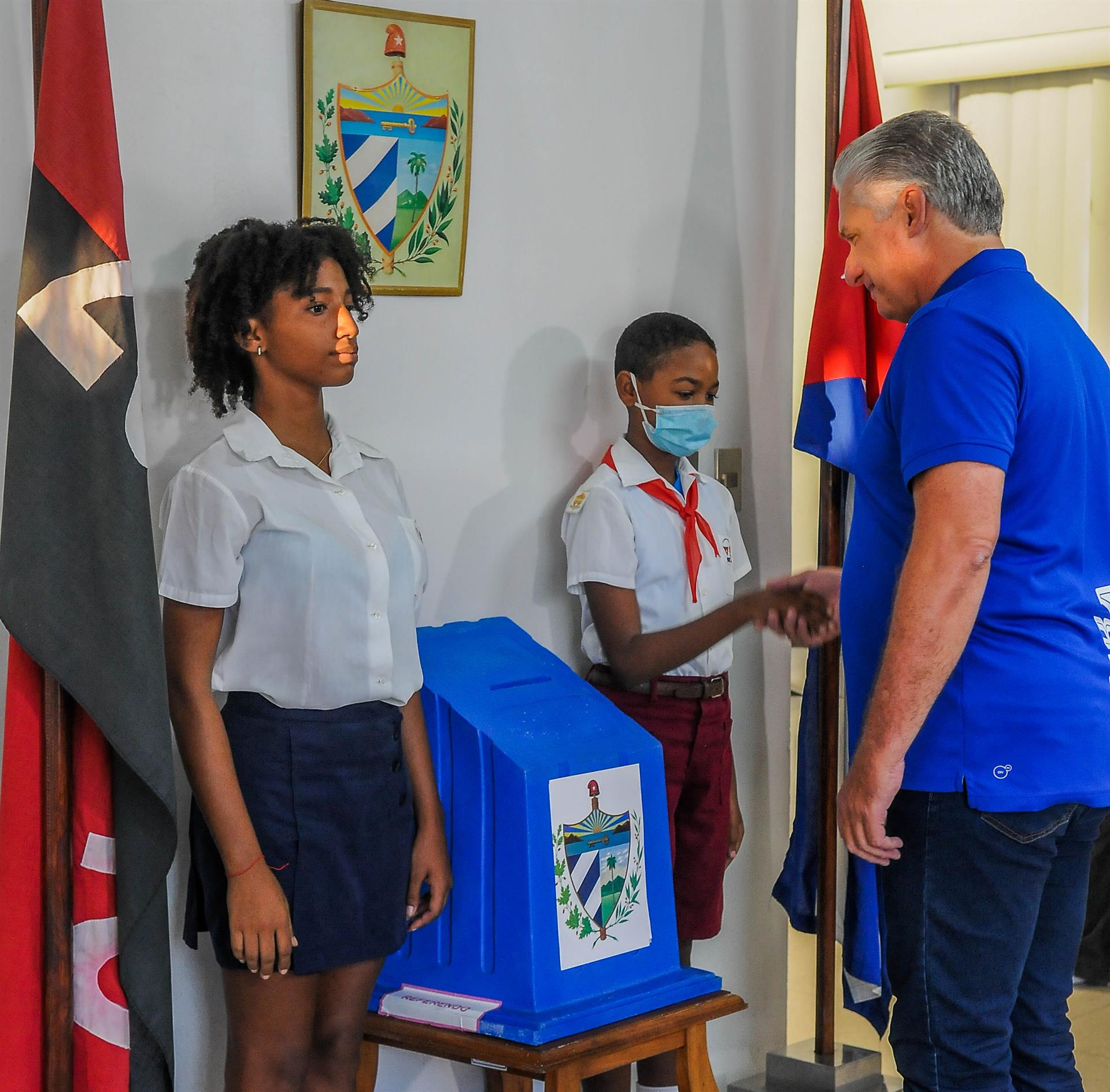 Fotografía cedida este domingo, 25 de septiembre, por la presidencia de Cuba, que muestra al presidente de Cuba, Miguel Díaz Canel, mientras ejerce su derecho al voto, durante el referendo constitucional para aprobar el nuevo código de las familias, en La Habana (Cuba). EFE/Presidencia de Cuba
