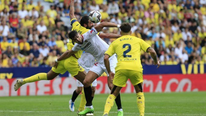 El defensa del Villarreal Kiko Fermenia, y el delantero del Sevilla Rafael Mir, durante el partido de la jornadea 6 de LaLiga Santander en el estadio Ciutat de Valencia.- EFE/Domenech Castelló
