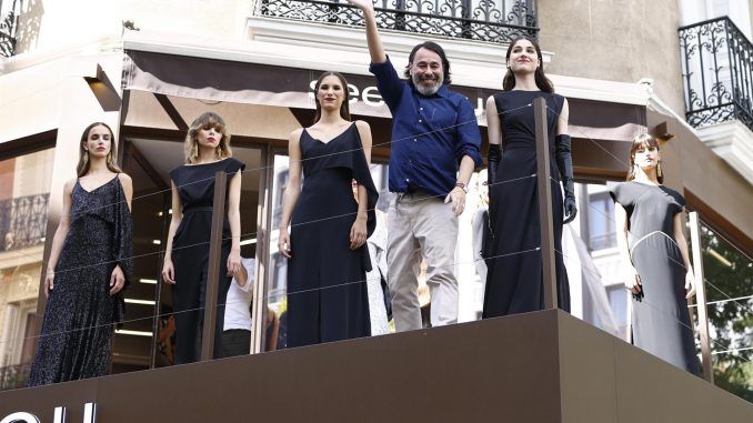 El diseñador Juanjo Oliva saluda junto a varias de sus modelos durante el desfile de presentación de su nueva colección para la firma See Iou, este viernes, en una tienda de la marca en Madrid. EFE/ Rodrigo Jiménez
