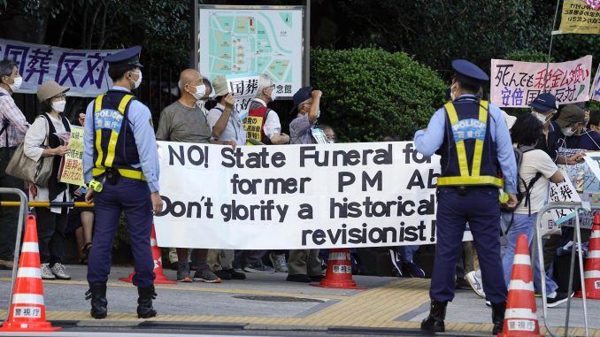 Imagen de archivo de las protestas en Tokio por el funeral de Estado del asesinado el exmandatario nipón Shinzo Abe.
EFE/EPA/KIMIMASA MAYAMA
