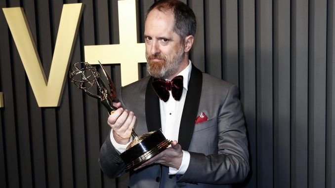 El actor y productor estadounidense, Brendan Hunt, posa con uno de los premios Emmy para la serie "Ted Lasso". EFE/EPA/CAROLINE BREHMAN
