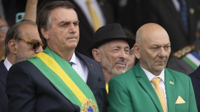 El presidente de Brasil, Jair Bolsonaro (i) y el empresario Luciano Hang (d), participan hoy durante el desfile de celebración del Bicentenario de la Independencia de Brasil en Brasilia (Brasil). EFE/Joedson Alves
