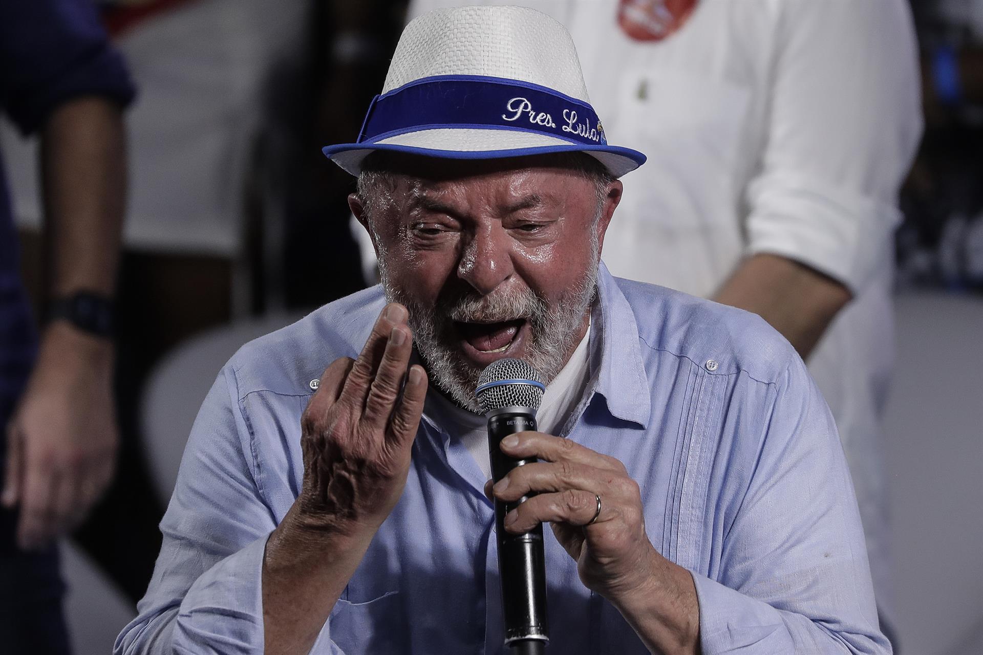 El candidato a presidencia de Brasil Luiz Inácio Lula da Silva, participa en un acto de campaña en la escuela de samba Portela hoy, en Río de Janeiro (Brasil). EFE/Antonio Lacerda
