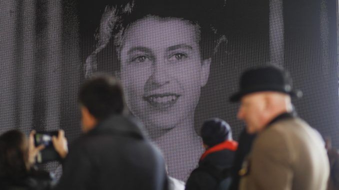 La gente hace cola para presentar sus respetos a la reina Isabel II en el Palacio de Westminster este domingo. EFE/EPA/OLIVIER HOSLET
